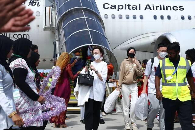 1月18日，乘坐中国首都航空JD455航班的游客在马尔代夫维拉纳国际机场受到欢迎。新华社记者车宏亮摄