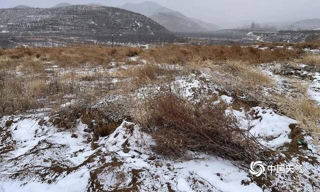 北京延庆山区雪花飘落 部分道路出现积雪