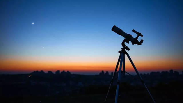 本月明亮的金星和木星在夜空中举行天体会议