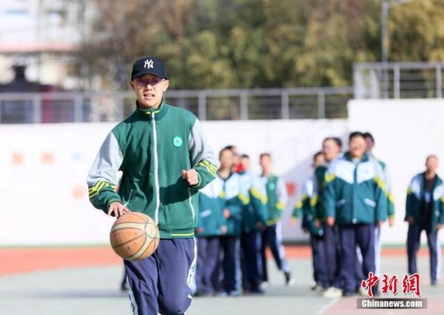 资料图：甘肃省兰州市，学生在室外上体育课。中新社记者高展摄