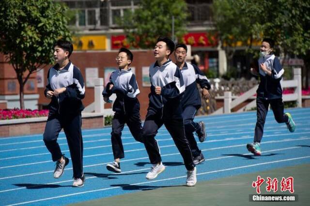 资料图：学生在操场上体育课。中新社记者韦亮摄