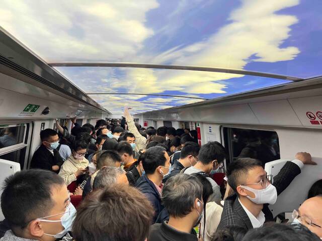 深圳11号线拥挤的车厢图源：受访者提供