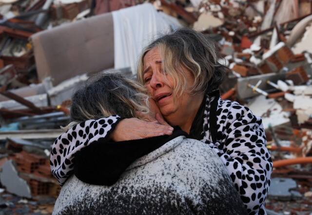 土耳其哈塔伊，灾民在废墟上（资料图）