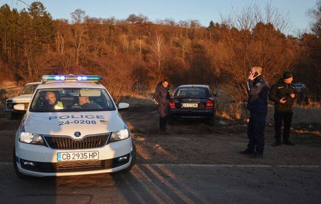 案发现场的保加利亚警察图源：路透社