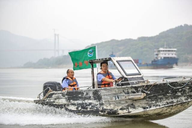 鸿鹄护鱼志愿队队长刘鸿（右）带领队员在长江重庆江津段巡护（2022年9月2日摄）。新华社记者黄伟摄