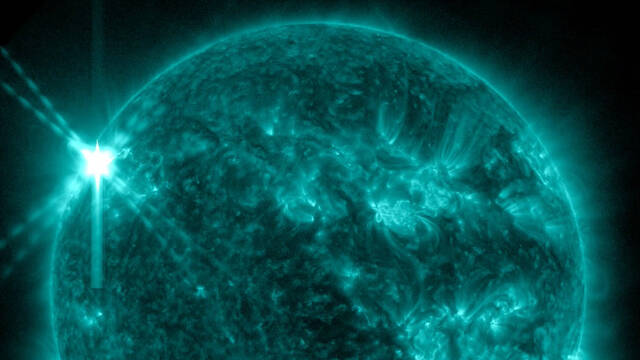 太阳释放出巨大的X2级太阳耀斑