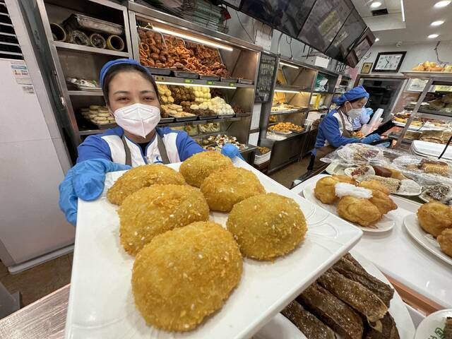 护国寺小吃起源店的“龙胆”，今年还推出蛋黄芝士馅、巧克力馅等新口味。受访者供图