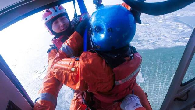 从难从严！看海军航空兵冰海搜救演练