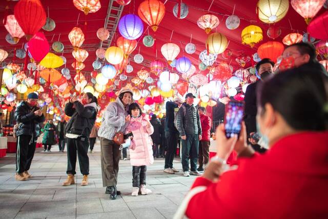 2月5日，市民在湖北省博物馆的“钟鸣楚天元宵夜”灯会游园活动上观赏彩灯。新华社记者肖艺九摄