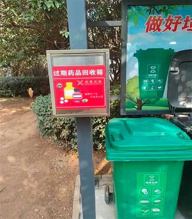 △武汉市小区内的过期药品回收箱（图片来源：湖北日报）