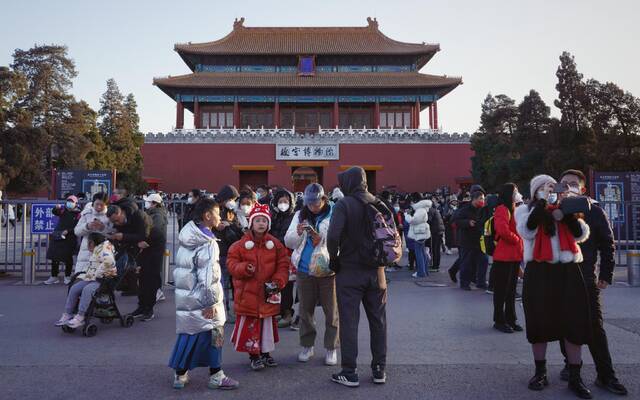 ▲资料图。2023年1月29日，故宫的游客从神武门走出故宫。新京报记者薛珺摄