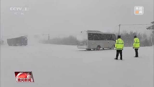全国多地出现降雪天气 各地采取多种措施保障道路畅通