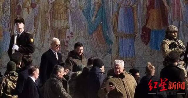 ↑拜登与乌克兰总统泽连斯基出现在基辅的米哈伊洛夫斯基大教堂门前