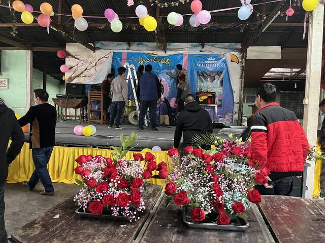 2月2日，人们在布置婚礼现场。新京报记者徐杨摄