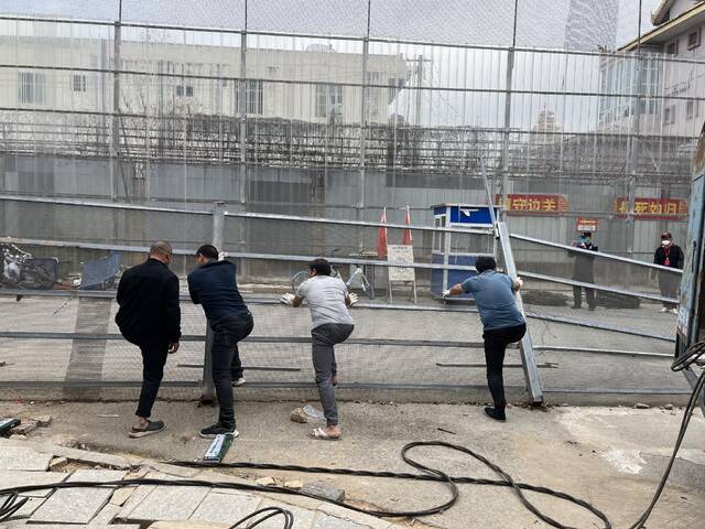 2月2日，工人正在拆除防护网。新京报记者徐杨摄