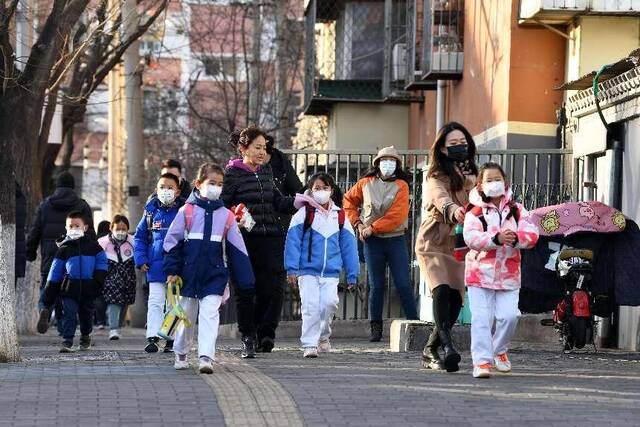 2月13日，北京市中小学2023年春节开学首日，北京小学天宁寺分校的孩子们在上学途中。健康时报记者牛宏超摄