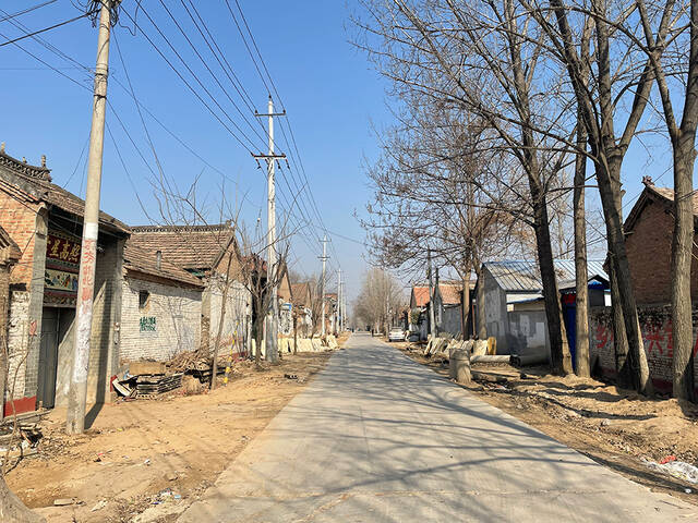 山东菏泽尹集村，郭丽记得30多年前，自己从这条路被带回了买家家中澎湃新闻记者何沛芸摄
