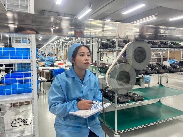 在嘉世达的生产车间，测试工人正在对擦窗机器人的性能进行测试。（新华社记者柴婷摄）