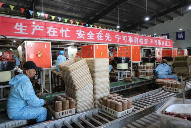 双鸭山南瓮泉种养殖有限公司加工车间内，工作人员正在打包菌包。新华社记者戴锦镕摄