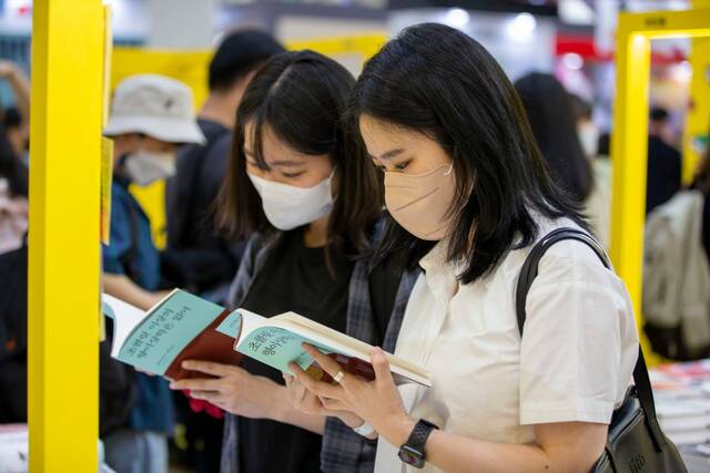 2022年6月1日，人们在韩国首尔国际书展上参观。（新华社记者王益亮摄）