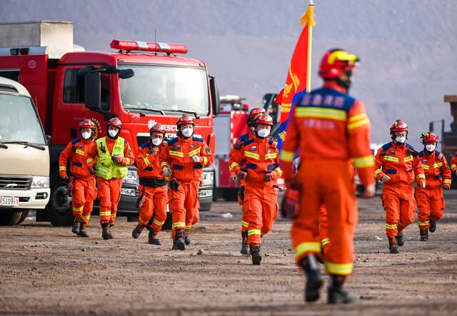 2月22日13时许，内蒙古自治区阿拉善盟阿拉善左旗新井煤业有限公司露天煤矿发生大面积坍塌。目前救援人员正在事故现场集结，全力开展救援工作。新华社记者连振摄