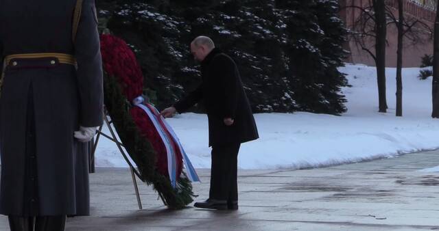 俄媒：俄“祖国保卫者日”当天，普京向无名烈士墓敬献花圈
