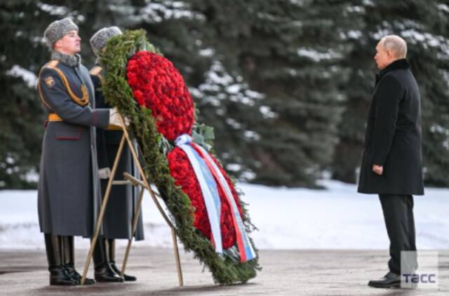 俄媒：俄“祖国保卫者日”当天，普京向无名烈士墓敬献花圈