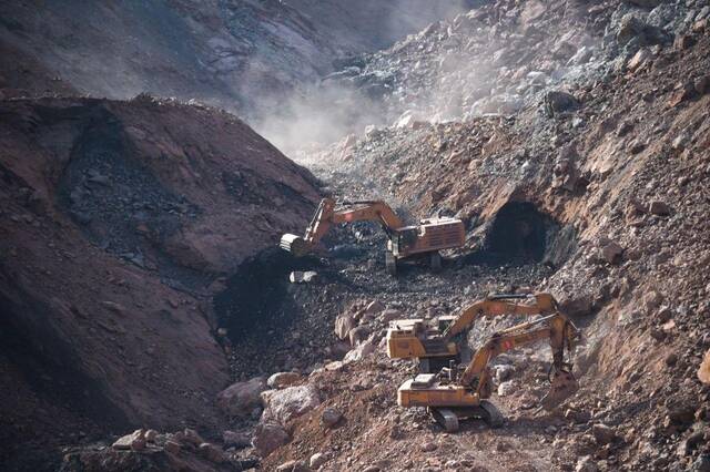 2023年2月23日，内蒙古阿拉善盟露天矿坍塌事故现场，救援人员操作大型机械在事故现场开展救援。新华社记者贝赫摄