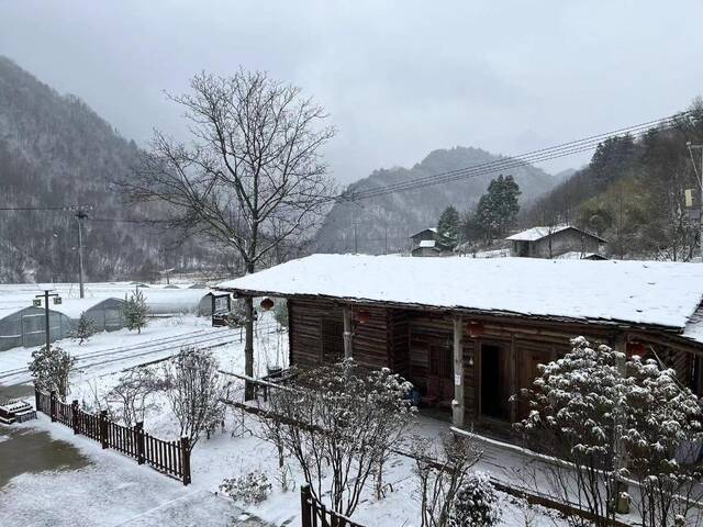 一场大雪过后，重庆市城口县高楠镇方斗村的民居房顶铺满白雪（2023年2月21日摄）。新华社记者周思宇摄