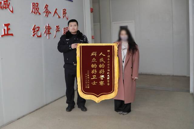 闫女士给民警送上锦旗表示感谢。通州警方供图