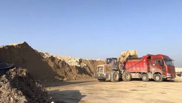 宜春市某锂矿石货场，正在装车。摄影：刘丁郑可书