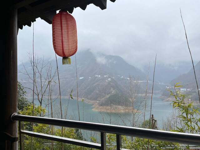 从“姜家酒庐”的观景平台上远眺巴山湖。新华社记者周思宇摄