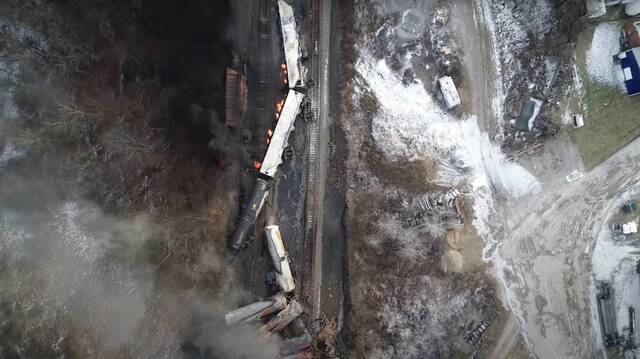 这张美国国家运输安全委员会发布的无人机视频截图显示的是有毒化学品运载列车脱轨事故现场。新华社发