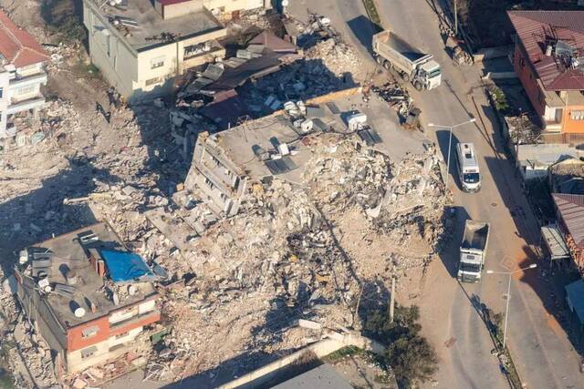 △土耳其在本次地震中垮塌的建筑图片来源：wikipedia