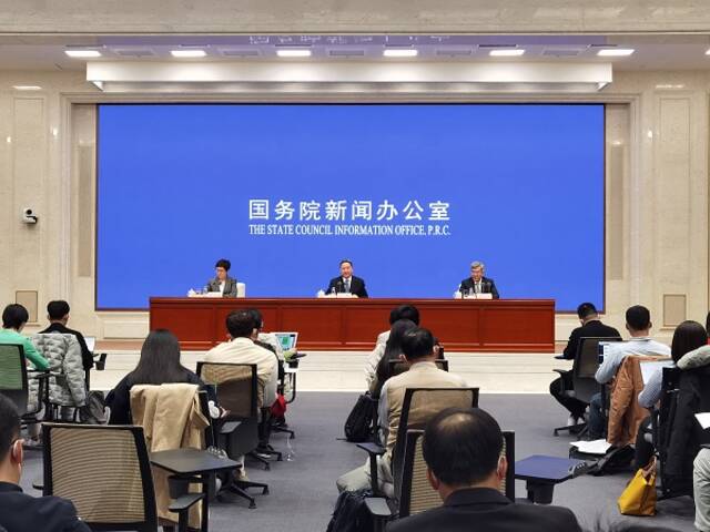 2月23日下午，国务院新闻办公室就“奋力加快建设交通强国、努力当好中国现代化的开路先锋”举行新闻发布会。侯颗摄