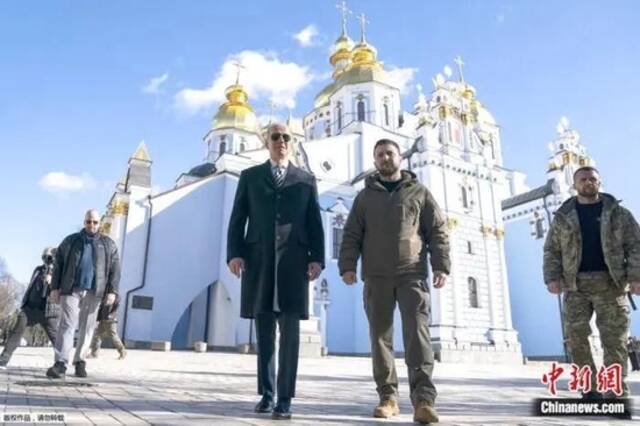 2023年2月20日，美国总统拜登与乌克兰总统泽连斯基在乌克兰首都基辅一教堂前会面交谈。