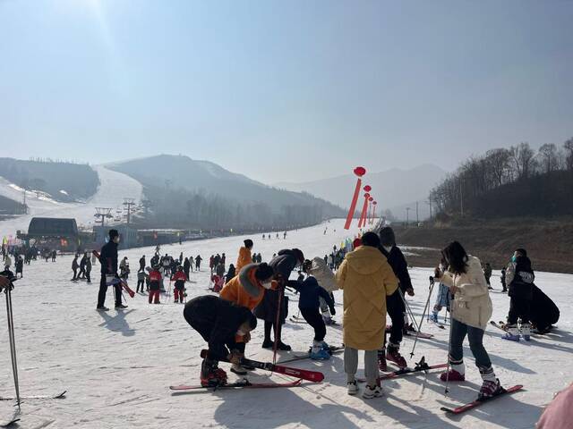 娅豪国际滑雪场迎来大量滑雪爱好者。受访者供图