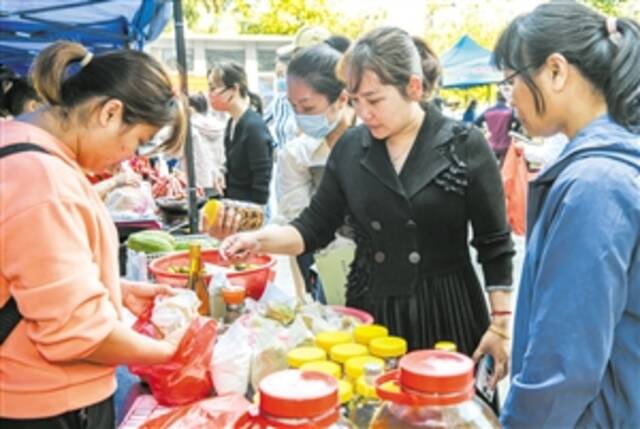 2月24日，琼山区2023年农特产品消费助农集市开市，吸引不少市民前来选购。本报记者苏弼坤摄