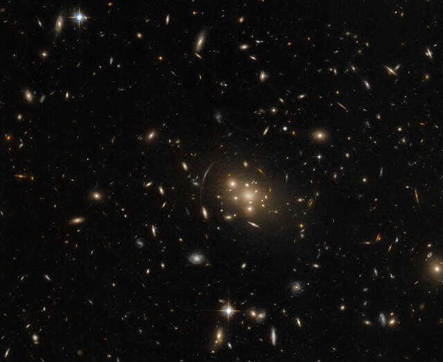 哈勃太空望远镜观察宇宙扭曲：鲸鱼座中的巨大星系团