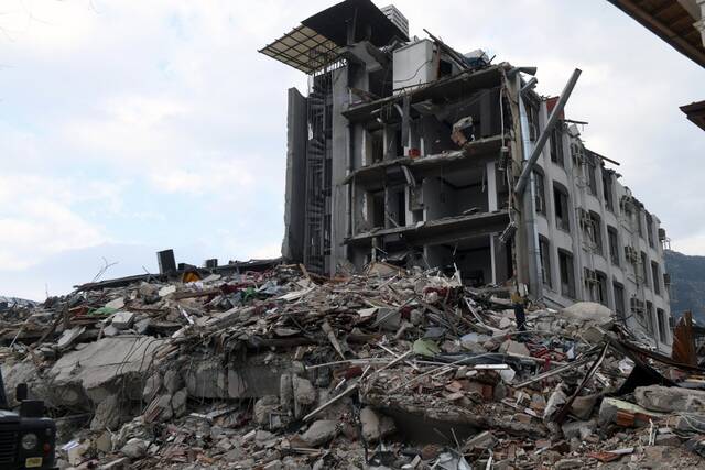这是2月21日在土耳其哈塔伊省拍摄的在地震中受损的房屋。新华社发（穆斯塔法·卡亚摄）