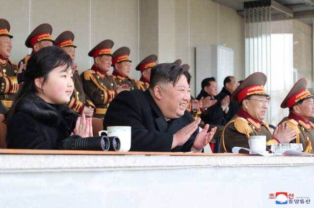 平壤市西浦地区新居民区奠基典礼举行，金正恩携其女儿出席