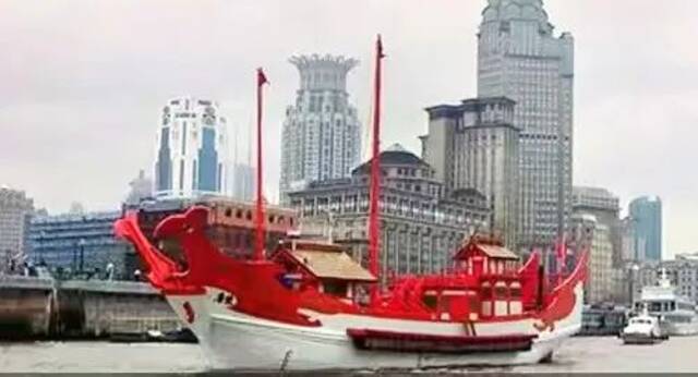 ▲2010年上海世博会日本周期间，复原遣唐使船驶入黄浦江。