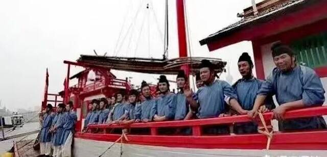 ▲2010年世博会期间，日本青年在仿制的遣唐使船上。