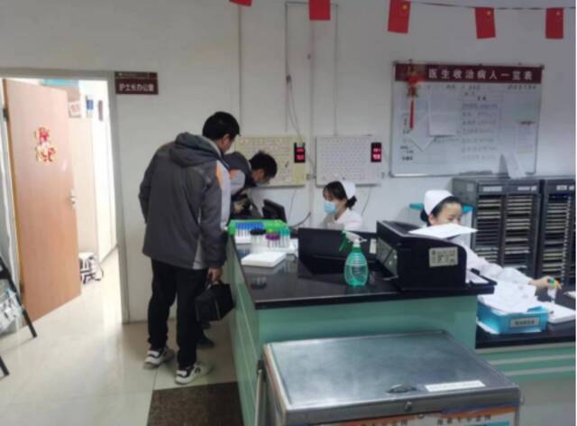 中国电信工作人员为阿拉尔医院做网络检修保障