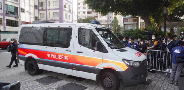 蔡天凤前夫一家今早被警车押送至法院，网友：希望严惩凶手