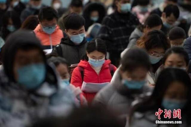 资料图：2021年11月28日，山西省太原市，考生在考前复习。中新社记者韦亮摄