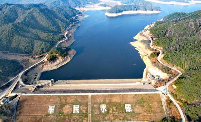 正在进行除险加固中的大型水库——军民水库。新华社记者刘诗平摄