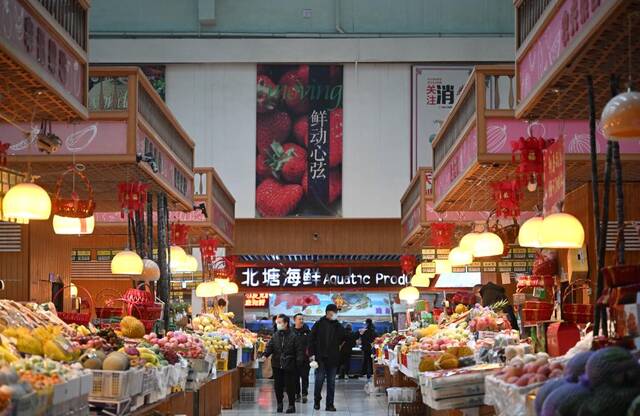 居民在中新天津生态城第三社区中心菜市场内选购食材。新华社记者赵子硕摄