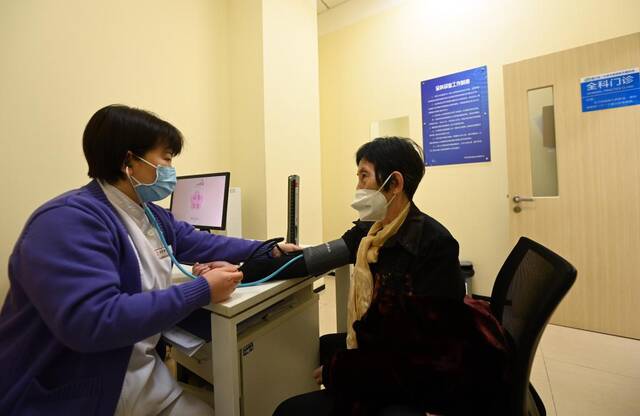 在中新天津生态城第三社区卫生服务中心，医生在为患者测量血压。新华社记者赵子硕摄