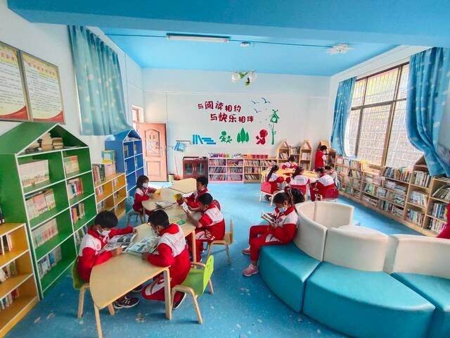 墨脱县背崩乡小学的学生在阅览室读书。（白玛措姆摄）